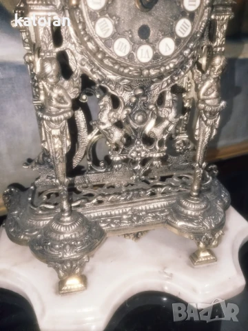 Стар каминен часовник. Бял бронз с готически орнаменти и мраморна основа. 60 те години на миналият в, снимка 4 - Антикварни и старинни предмети - 51286024