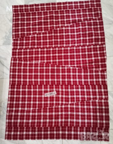 Битова червена покривка за маса