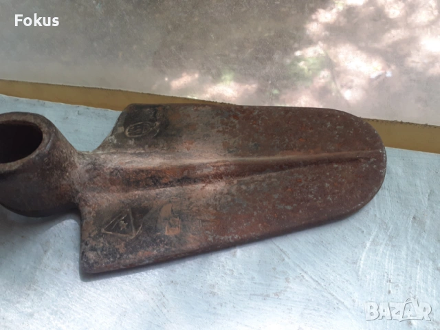 Голяма военна киркобрадва брадва секира инструмент маркирана, снимка 2 - Антикварни и старинни предмети - 53423574