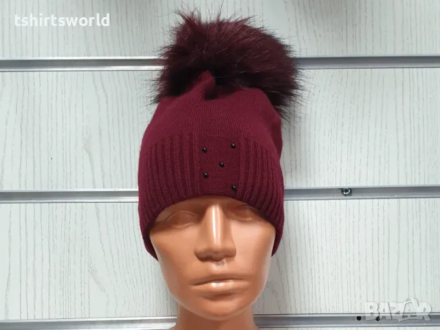 Нова зимна дамска шапка с камъчета с пух/помпон в цвят бордо, снимка 6 - Шапки - 48209315