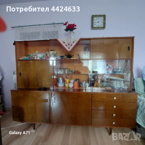 Бюфет със витрини.Кафяв ,лак, снимка 2 - Бюфети - 51453861