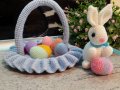 Великденски подаръци. Зайчето +7 яйцата в кошницата. Плетена играчка. Ръчно изработени., снимка 3