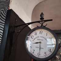 Метален двустранен часовник за стена, снимка 1 - Колекции - 42024163