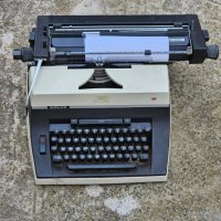 Пишеща машина ADLER АДЛЕР, снимка 4 - Антикварни и старинни предмети - 42111675