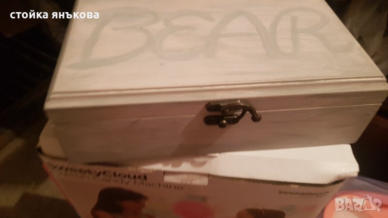 Продавам дървена винтидж кутия с надпис мече., снимка 1