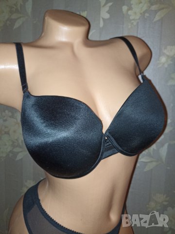 Triumph 80 B-Черен сутиен с твърди чашки с банел 