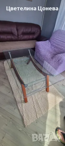 холна стъклена маса с дървен корпус 