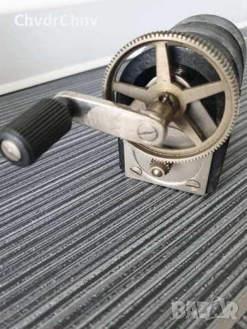 Малко старо динамо с манивела/телефонен магнитен генератор на ток, снимка 3 - Антикварни и старинни предмети - 52840312