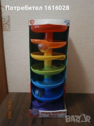 Нова детска въртяща се дъгова рампа с топчета.
