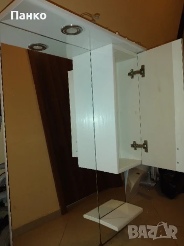 Продавам горен шкаф за баня с огледало и осфетление, снимка 2 - Шкафове - 51151549