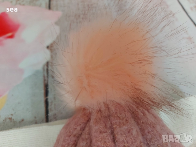 Сет шал Hello Kitty, ръкавици H&M и шапка с помпон 8-11 г., снимка 4 - Шапки, шалове и ръкавици - 51618752