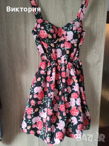 Дамска кокетна рокля с рози в черен цвят, снимка 1