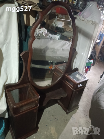 Продавам старинна тоалетка с огледало, снимка 1 - Тоалетки - 44621343