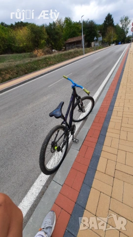 колелото ми е с една хидрадлична спирачка та е Shiman задна барът е Синь грипите са  светло зелено 