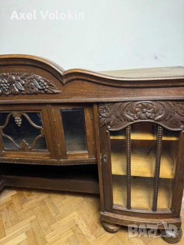 Vintage масивен дървен бюфет с дърворезба / античен шкаф