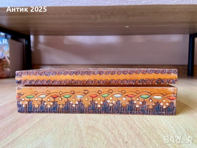Старинна дървена кутия с ярък народен орнамент, снимка 3 - Антикварни и старинни предмети - 52856532