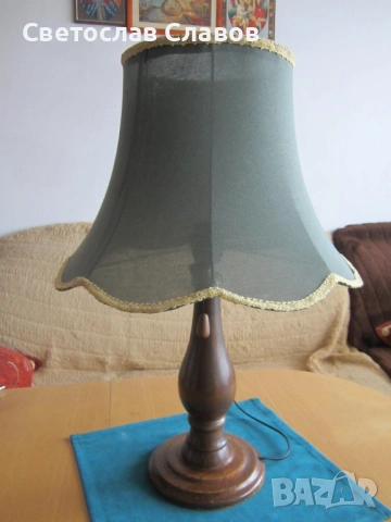 Висока дизайнерска настолна лампа със стойка от стругован орех - 2