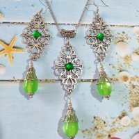 Прекрасен комплект бижута със смарагдово зелено с красиви орнаменти с цвят сребро , снимка 2 - Бижутерийни комплекти - 41496580