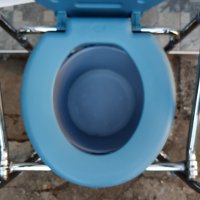 Продавам Комбиниран стол за тоалет и баня, сгъваем на колела, снимка 2 - Тоалетни столове - 42514106