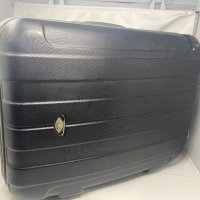 Черен пластмасов твърд куфар но има пукнато на корпуса, снимка 1 - Други стоки за дома - 41906331