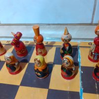 Руски дървен шах с ръчно изработени фигури матрьошки, снимка 6 - Антикварни и старинни предмети - 44263249