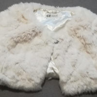 Пухкаво, бяло болеро за малка дама 110-116, снимка 2 - Детски якета и елеци - 44525625
