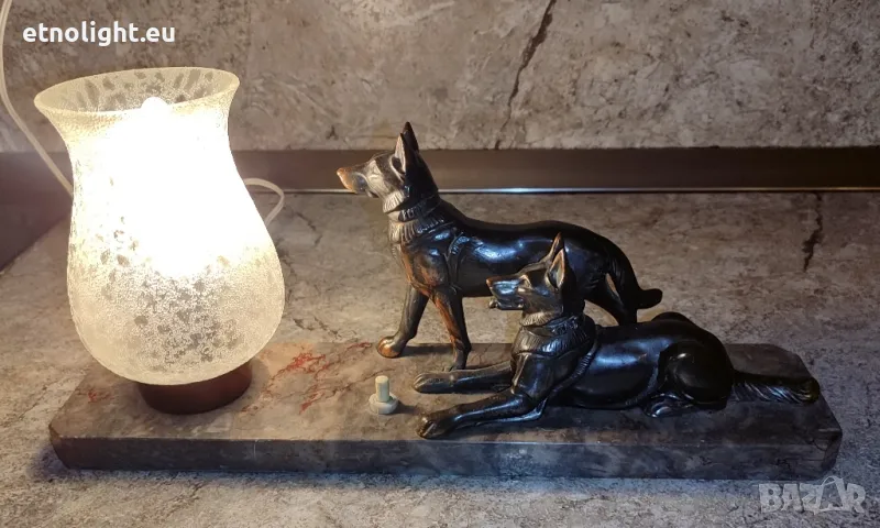 Старинна настолна лампа съчетание от мраморна плоча, бронзови кучета и стъкленица , снимка 1