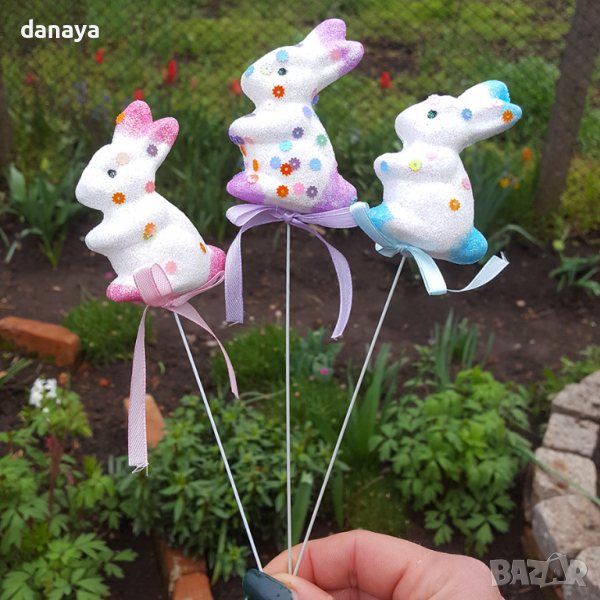 2844 Великденска украса Зайчета с брокат и панделка на пръчка, 3 броя, снимка 1