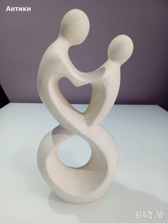 Голяма стара статуетка с влюбена двойка , снимка 1