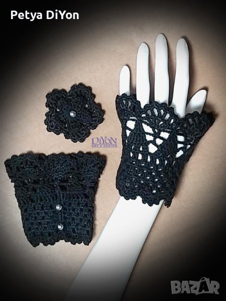 Комплект ръчно плетени маншети от дантела и брошка в черно, снимка 1