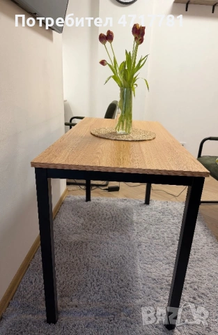 Модерна маса с метални крака – отлично състояние, снимка 2 - Маси - 53209700