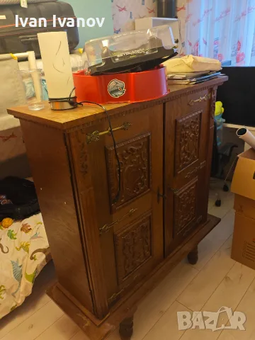 шкаф с ръчна дърворезба 