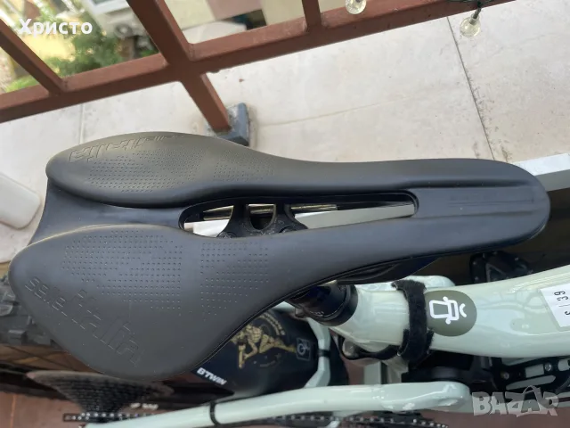 Две седалки 
Selle Italia Model X Superflow Boost 145mm и
Velo 