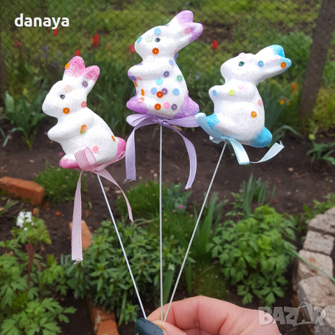 2844 Великденска украса Зайчета с брокат и панделка на пръчка, 3 броя