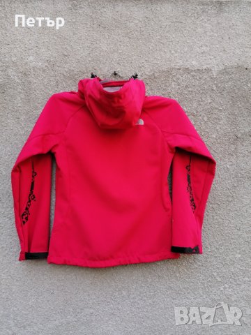 Продавам чисто ново дамско червено яке софт шел The North Face, снимка 11 - Якета - 30037415