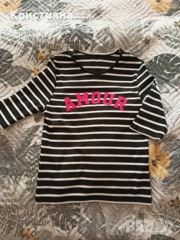 Блузка с по-дълъг ръкав с червен надпис