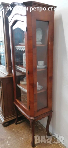 Невероятно красива барокова витрина с остъклена вратичка и елегантно извити крака. , снимка 2 - Секции и витрини - 53380713