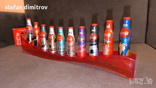 Coca Cola 100 години комплект бутилки, 10 мини алуминиеви бутилки с поставка, снимка 12 - Колекции - 51381111
