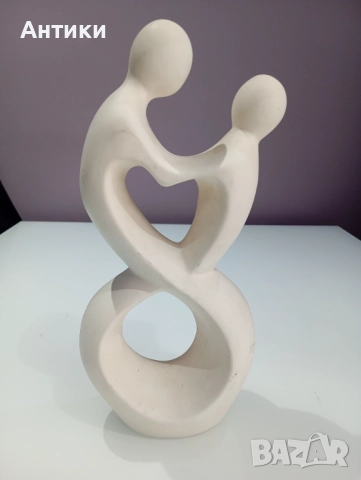 Голяма стара статуетка с влюбена двойка 