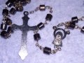 РИМОКАТОЛИЧЕСКА ОГЪРЛИЦА МОЛИТВЕНА БРОЕНИЦА ХЕМАТИТ със СРЕБРИСТИ РАЗПЯТИЕ и ДВУСТРАННА ИКОНКА 26376, снимка 4