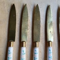 Изключително красиви и стари месингови ножчета с порцеланови дръжки, снимка 7 - Антикварни и старинни предмети - 41525993