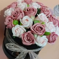 Букет със двайсет и седем сапунени рози в черна луксозна кутия , снимка 2 - Подаръци за жени - 40295463