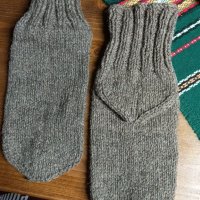 Вълнени чорапи домашно плетиво/терлици,елеци и всичко по поръчка плета, снимка 3 - Мъжки чорапи - 38718980