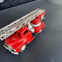 Ретро детска играчка-пожарна стълба с пожарникари, снимка 2 - Антикварни и старинни предмети - 44258463