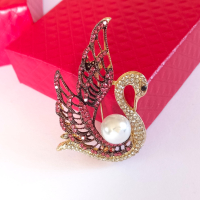 Изключително красива брошка Лебед с перла и разноцветни кристали в подаръчна кутийка, снимка 2 - Други - 44820232