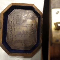 Компас със слънчев часовник от масивен бронз в дървена кутия, снимка 3 - Морски сувенири - 35983647