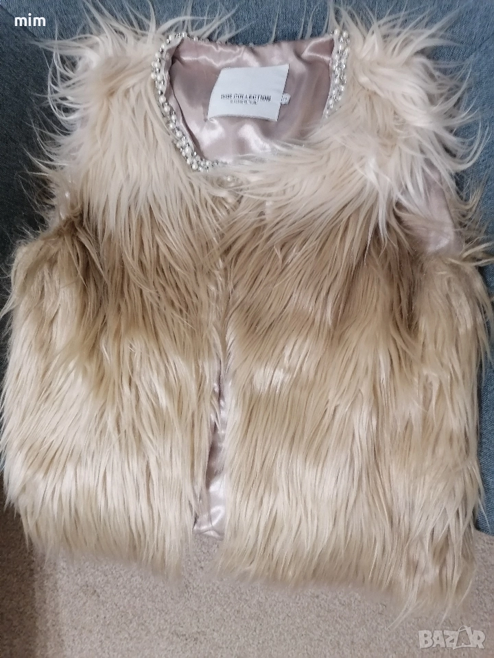 Пухен елек в бежово с мъниста, снимка 1