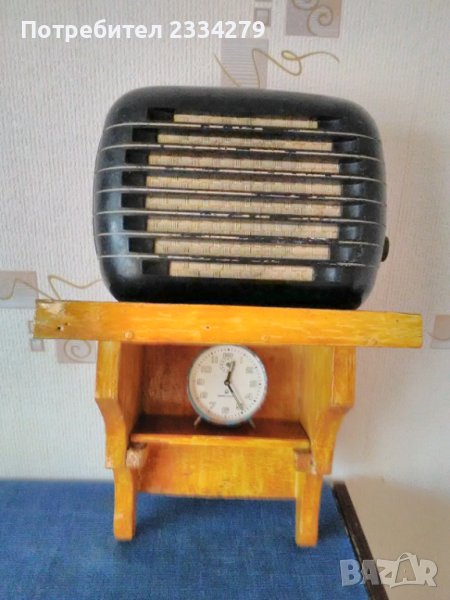Стара поличка-етажерка за поставяне на радиоточка,часовник и други., снимка 1