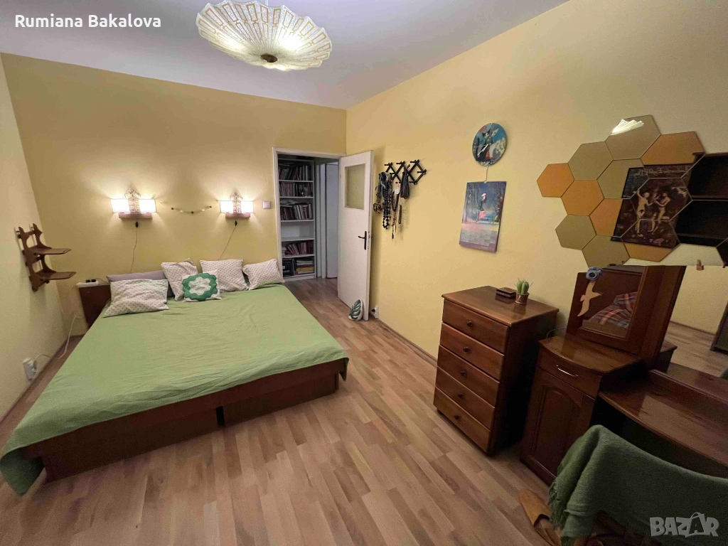 продава се просторен тристаен, снимка 1