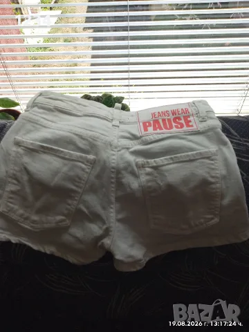 бели дънкови къси панталони с червен текстилен етикет отпред на Pause Jeans. , снимка 2 - Къси панталони и бермуди - 55722701